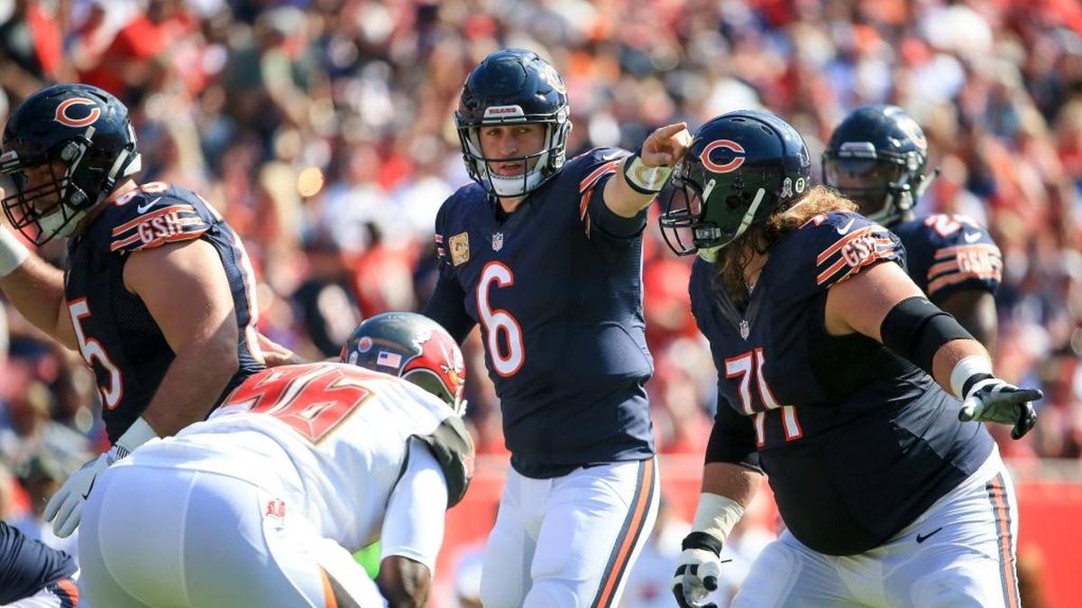El quarterback de los Bears Jay Cutler (6) señala en el partido contra los Buccaneers en el Raymond James Stadium, el 13 de noviembre del 2016 en Tampa, Florida.