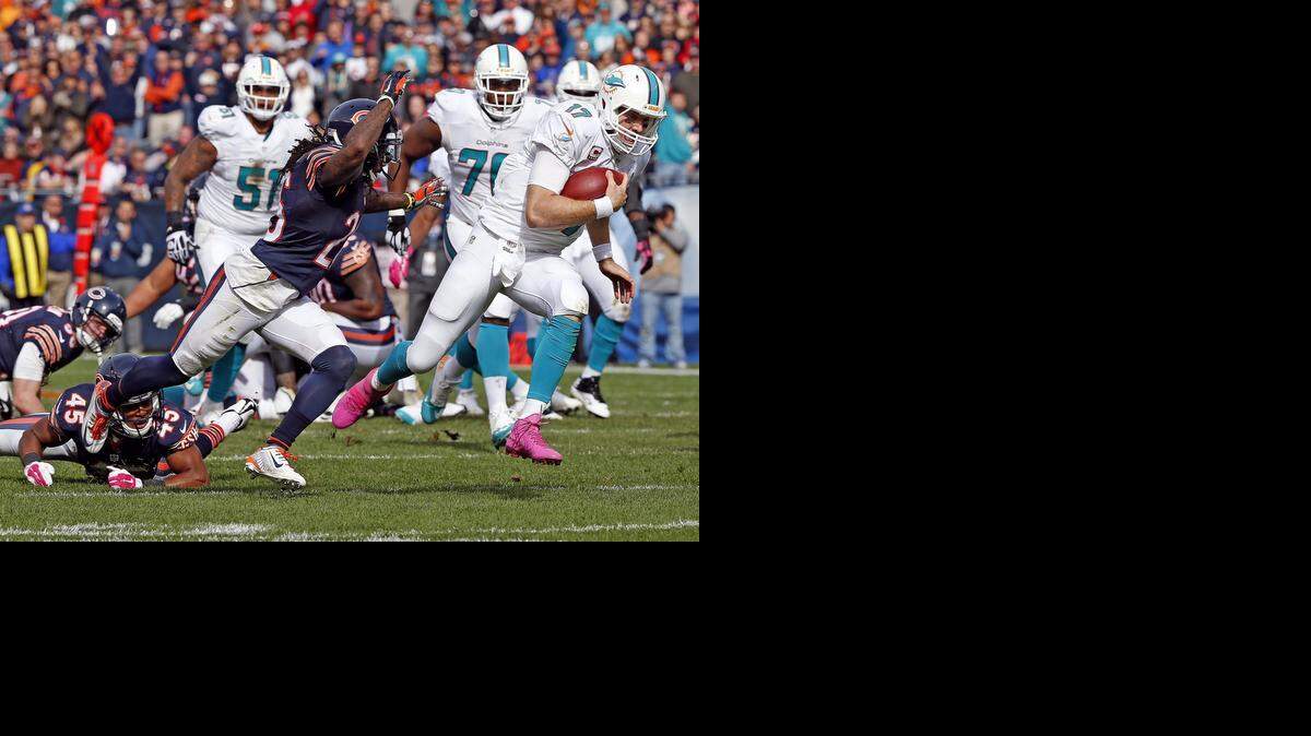 
Ryan Tannehill corre para escapar de Tim Jennings, ganar una yardas y poner en posición a su equipo para lograr un touchdown contra los Bears, en el tercer cuarto, el domingo en el Soldier Field en Chicago, Illinois.
