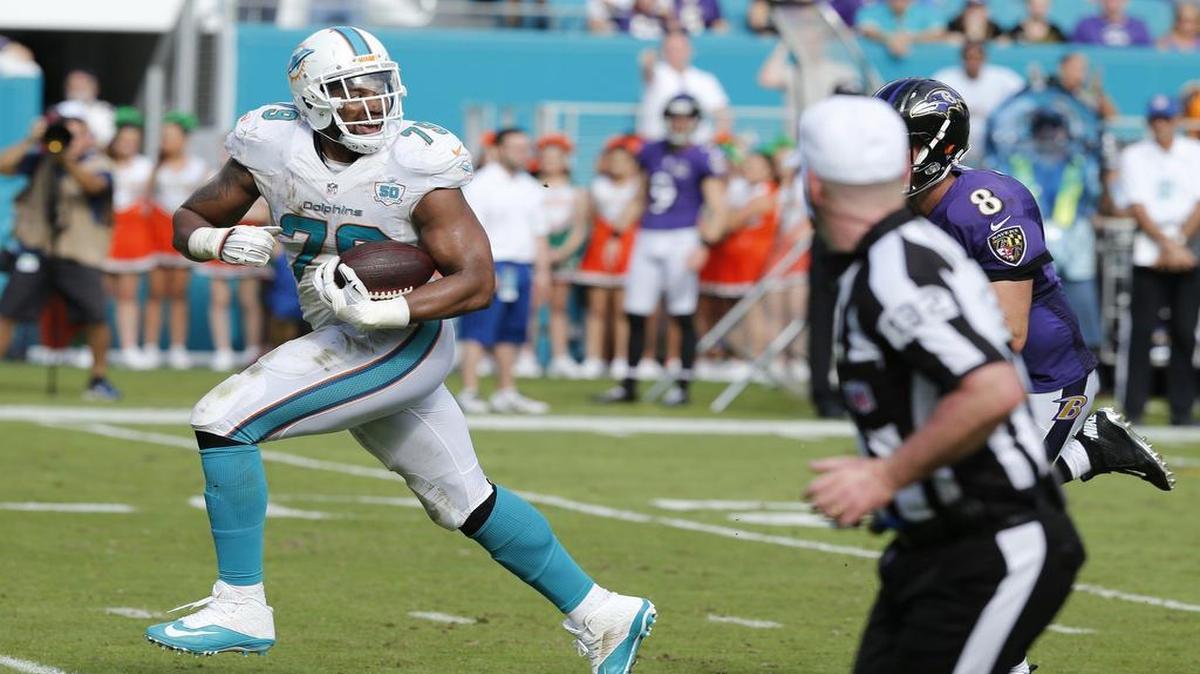 El defensive end de los Dolphins Derrick Shelby (79) anota tras bloquear al quarterback de los Ravens Matt Schaub y capturar el ovoide para un retorno de 22 yardas para touchdown.