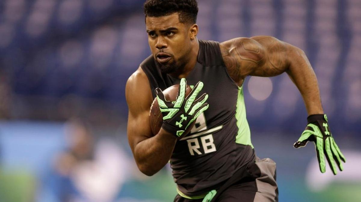 El running back de Ohio State Ezekiel Elliott en una prueba en el Combine de la NFL, en Indianapolis, el 26 de febrero del 2016.