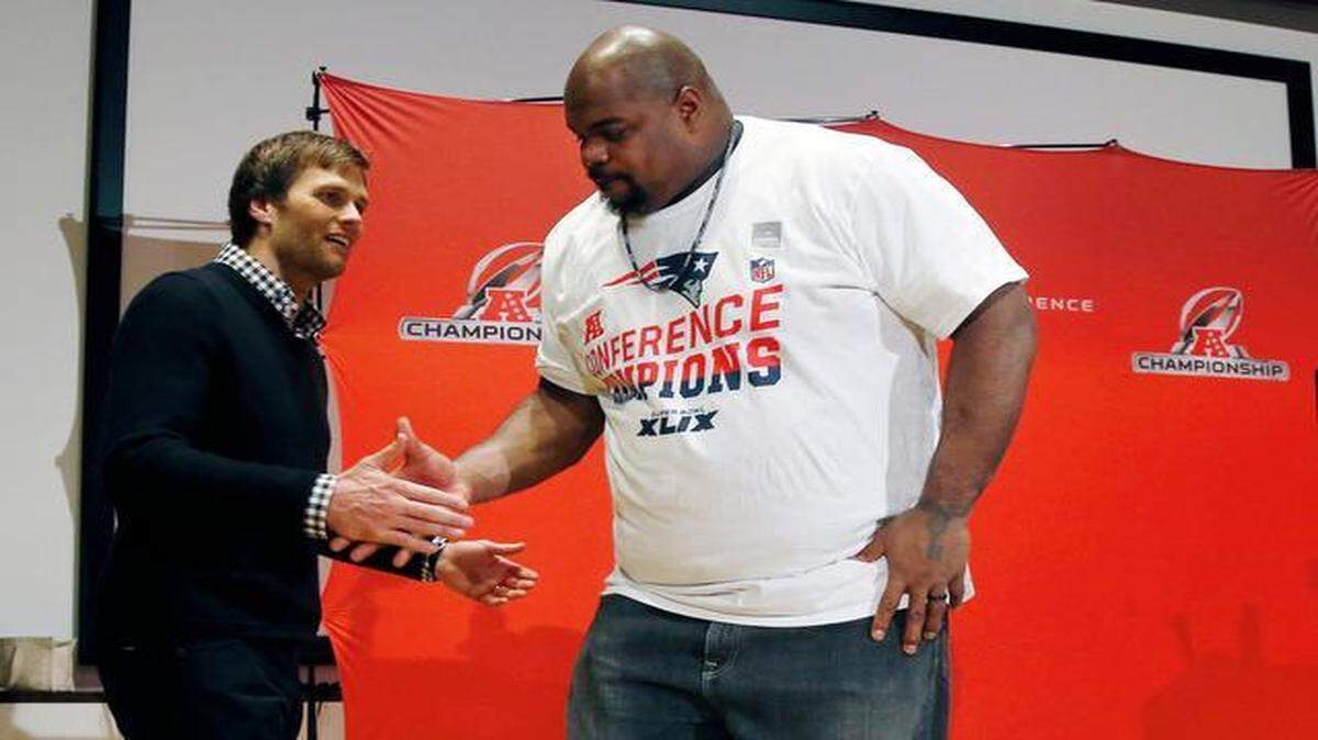 
Tom Brady (izq.) saluda a su compañero de los Patriots Vince Wilfork, quien mide 6.2 pies y pesa 326 libras. La UM ha estado en 15 de los últimos 16 Super Bowls.
