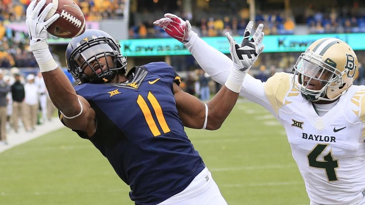 Kevin White (11), de West Virginia, atrapa un pase para touchdown sobre Xavien Howard (4), de Baylor, en un partido de la NCAA, en Morgantown, W.Va., el 18 de octubre del 2014.