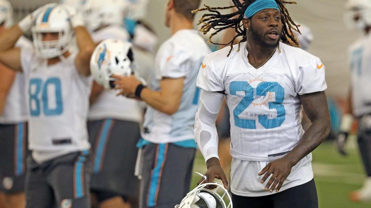 El running back Jay Ajayi (23) en la práctica de los Dolphins, en Davie, Florida, el jueves pasado.