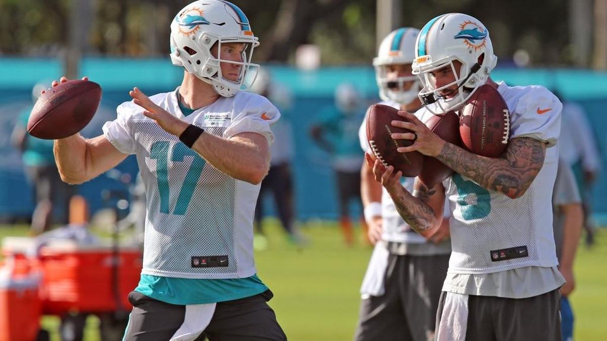 Ryan Tannehill (17) pasa y Matt Moore le alcanza el ovoide en la práctica de los Dolphins, en Davie, el 28 de julio pasado. Ahora, Moore es el reemplazante de Tannehill.