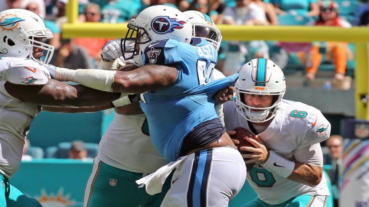 El quarterback de los Dolphins Jay Cutler se protege para lanzar contra los Titans en el segundo cuarto en el Hard Rock Stadium, el domingo 8 de octubre del 2017.