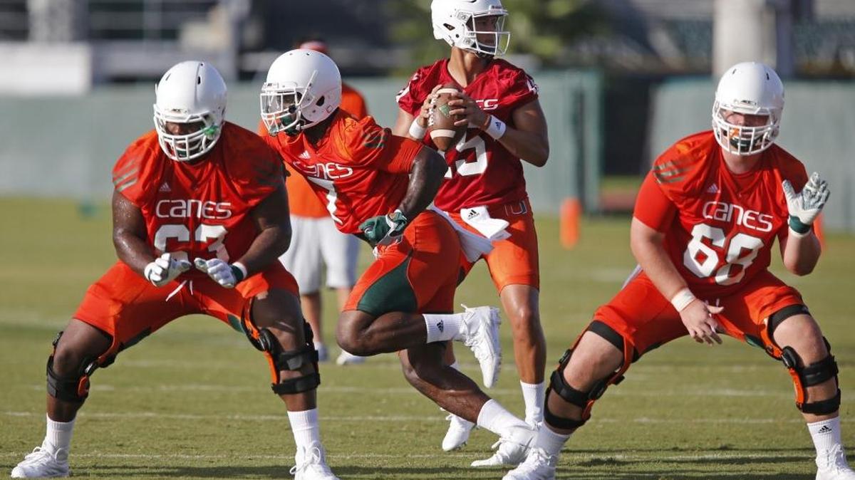 
El quarterback Brad Kaaya (15) en plena práctica con la UM en agosto.
