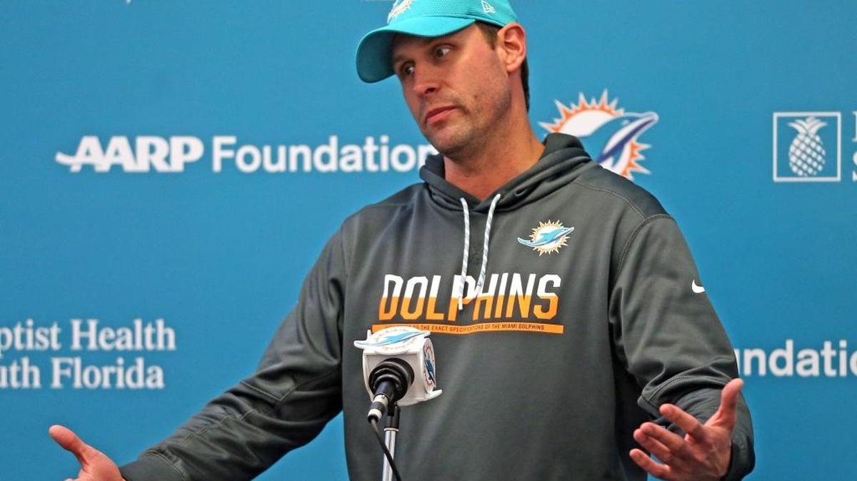 EL COACH Adam Gase responde preguntas a la prensa el 11 de diciembre del 2016.