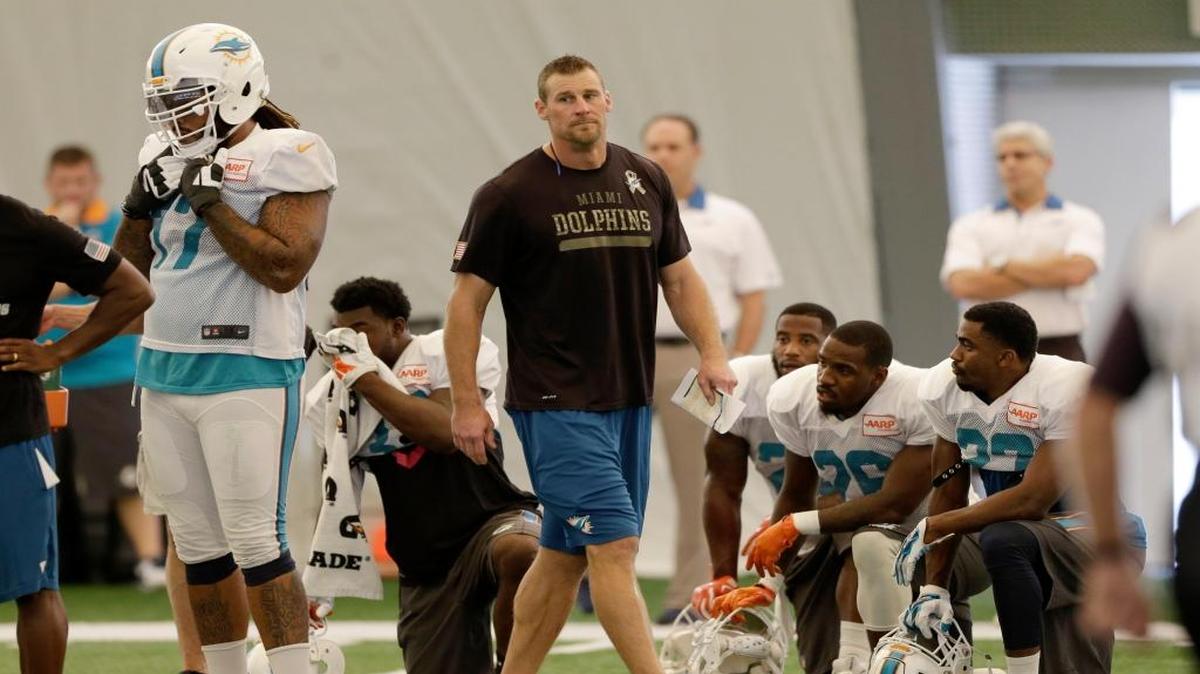 
El entrenador interino de Miami Dan Campbell observa la práctica del equipo el miércoles en Davie, Florida.
