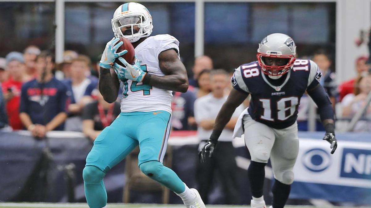 El wide receiver de los Dolphins Jarvis Landry (14) atrapa el ovoide en el segundo cuarto del choque contra los Patriots de Nueva Inglaterra, en el Gillette Stadium, el domingo 18 de septiembre del 2016.