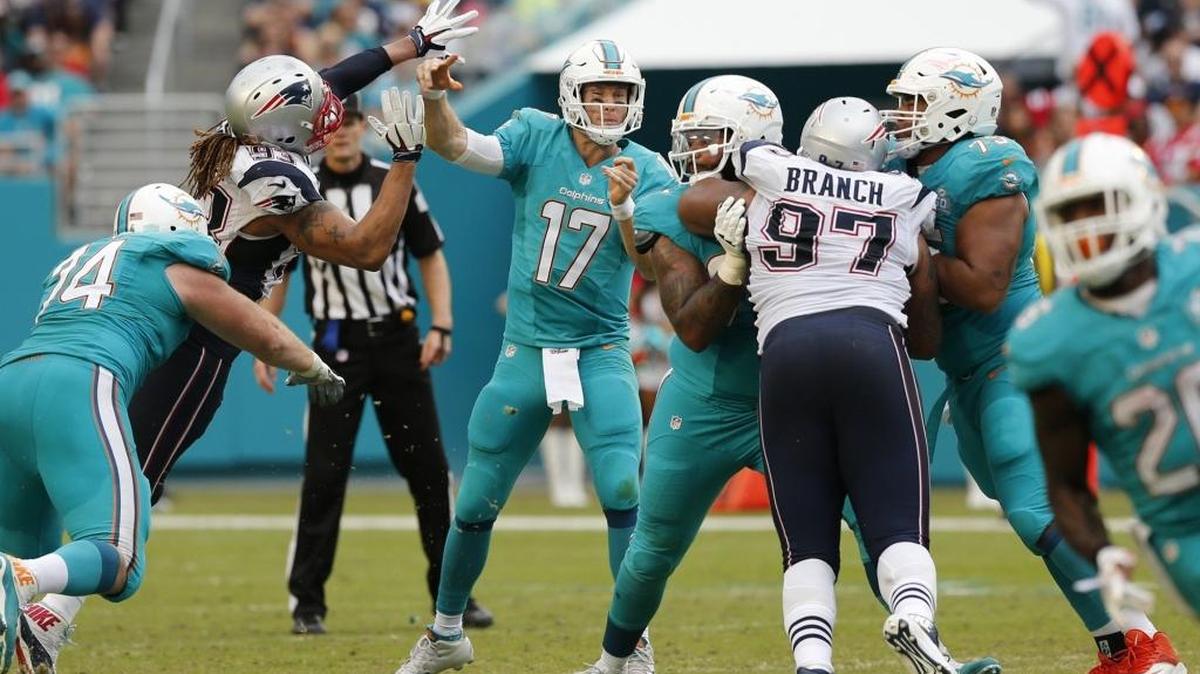 Ryan Tannehill (17) pasa el ovoide contra los Patriots, en el Sun Life Stadium, el domingo 3 de enero del 2016.