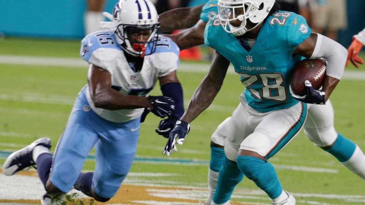 Justin Hunter (15), de los Titans, enfrenta a Bobby McCain (28), de los Dolphins, el jueves en Miami.