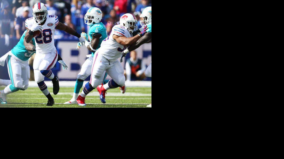 
C.J. Spiller (28), de los Buffalo Bills, corre para un touchdown de 102 yardas, en el triunfo sobre los Dolphins de Miami, el domingo.
