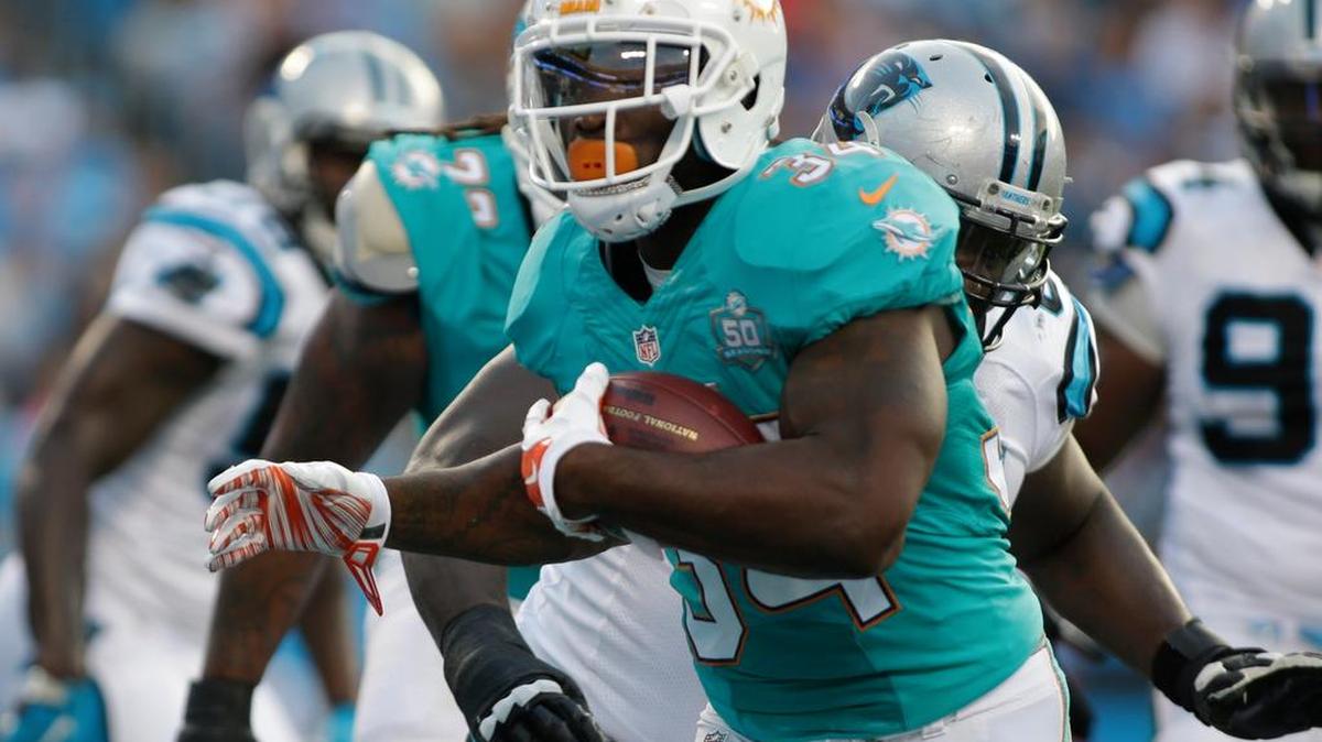 
Damien Williams (34), de los Dolphins, corre con el ovoide para anotar un touchdown contra los Panthers, el sábado, en un partido de pretemporada.
