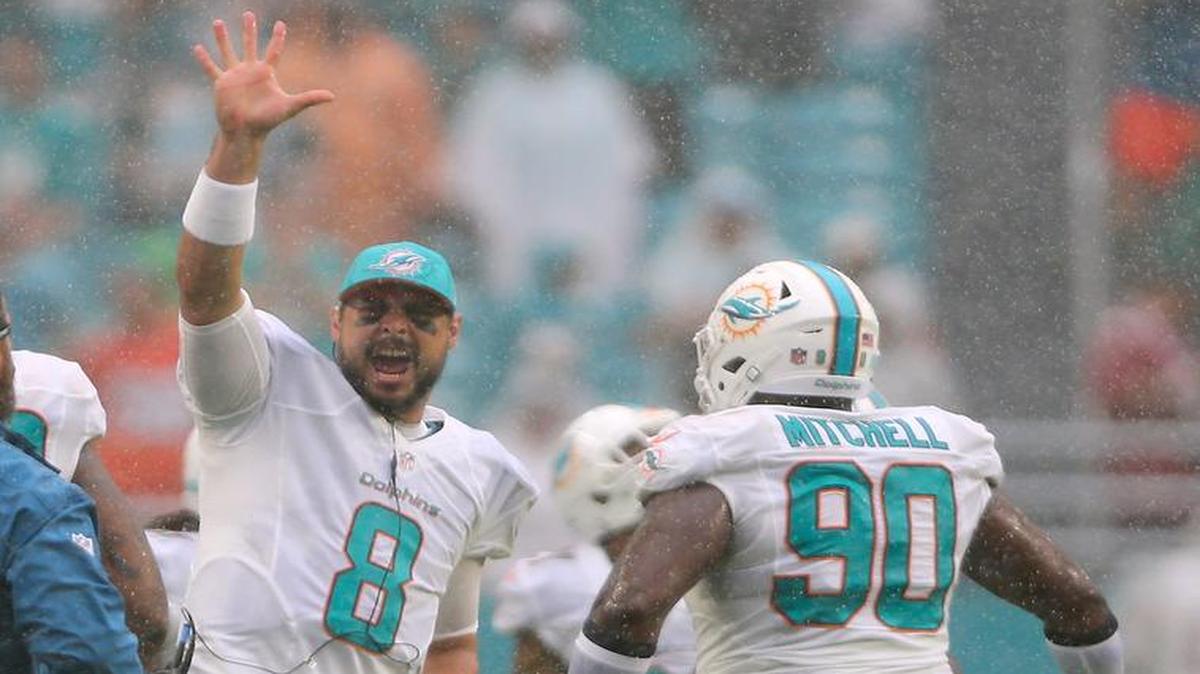 El quarterback de los Dolphins Matt Moore (8) imparte indicaciones en el partido contra los Cardinals, en el Hard Rock Stadium el domingo 11 de diciembre del 2016.