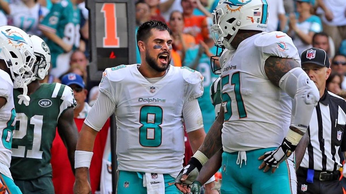 El quarterback Matt Moore (8), de los Dolphins, reclama luego de que un touchdown le fuera anulado en el cuarto periodo contra los Jets de Nueva York, en el Hard Rock Stadium, en Miami Gardens, Florida, el domingo 22 de octubre del 2017. Mike Pouncey mira al QB.