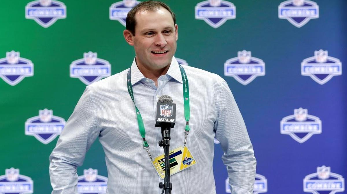 El entrenador de los Dolphins Adam Gase habla en el Scouting Combine de la NFL, el jueves en Indianápolis. Gase se mostró disconforme por el final de la campaña pasada.