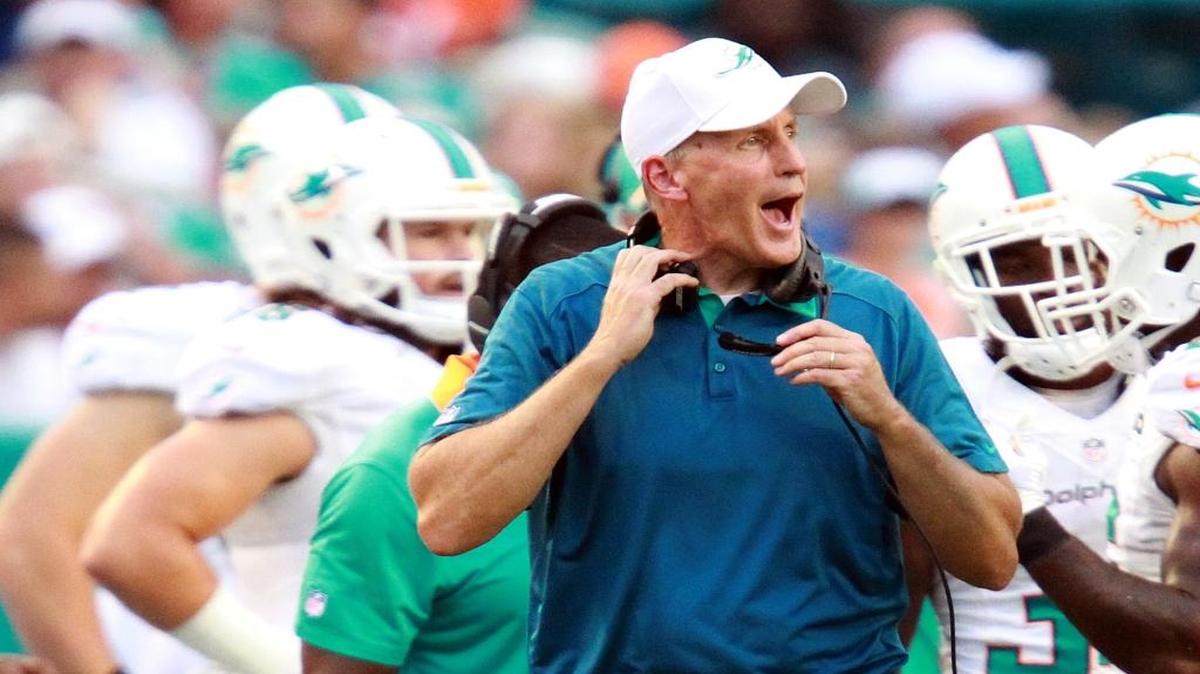 
El entrenador de los Dolphins Joe Philbin grita en el partido contra los Buffalo Bills. 