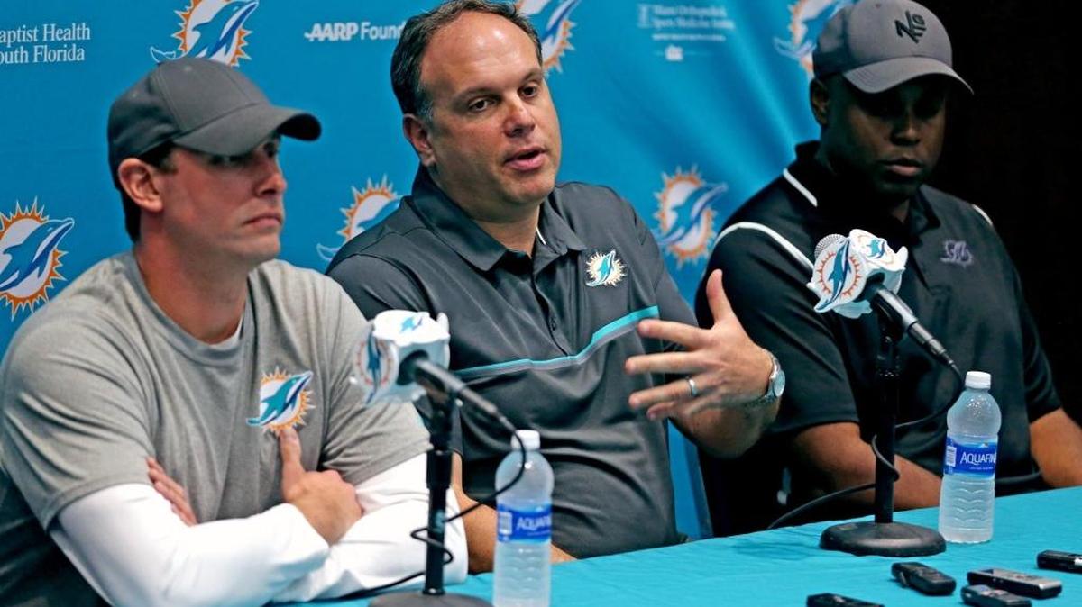 El entrenador Adam Gase (izq.), el gerente general Chris Grier y el vicepresidente Mike Tannenbaum, el 11 de enero pasado.