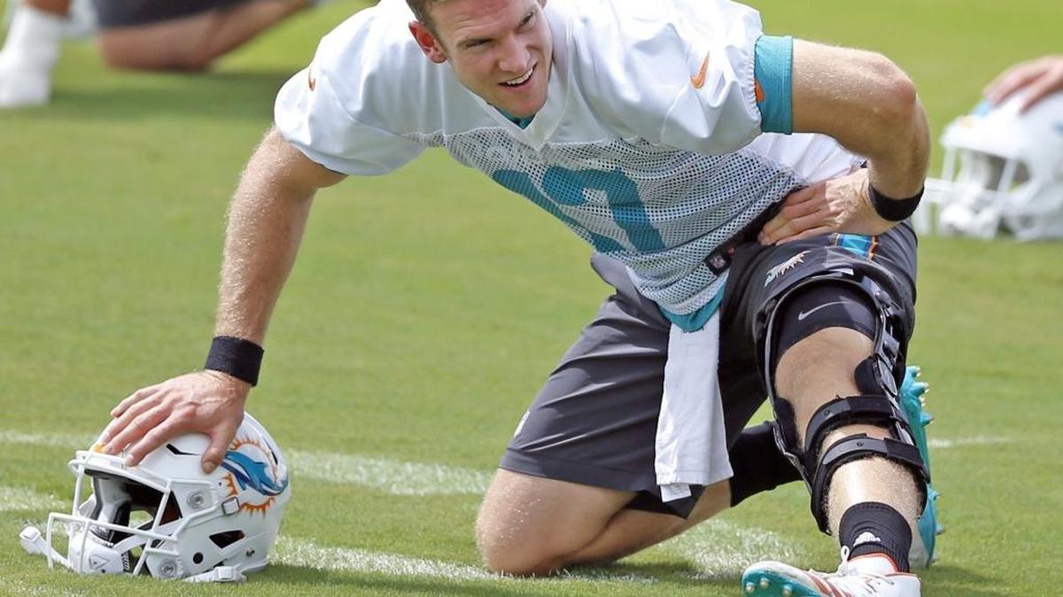 El quarterback Ryan Tannehill realiza un estiramiento en el minicampamento de los Dolphins, el 14 de junio del 2017 en Davie, Florida.