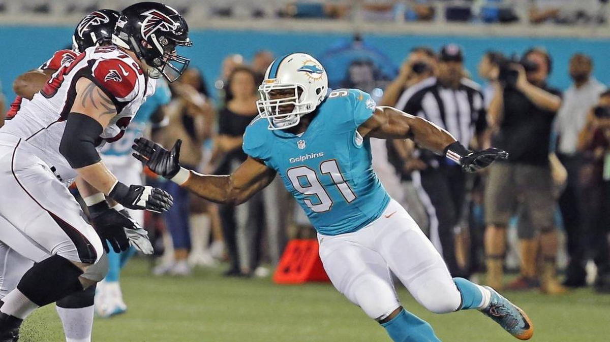 Cameron Wake (91), de los Dolphins, enfrenta a los Falcons, en el Camping World Stadium en Orlando, Florida, el 25 de agosto del 2016.
