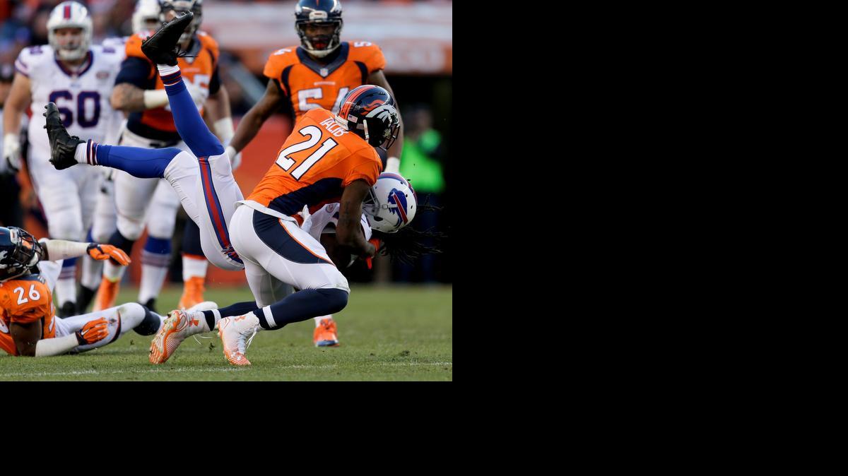 
El wide receiver de los Bills de Buffalo Sammy Watkins es derribado por el cornerback de los Broncos de Denver Aqib Talib.


