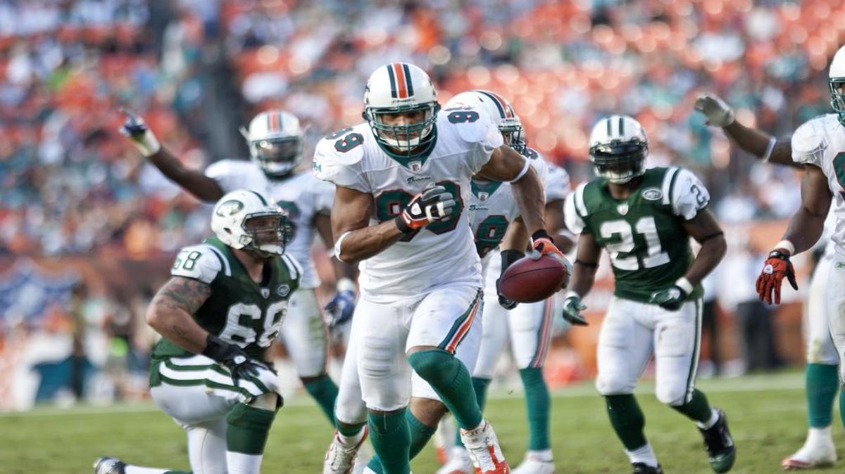 Jason Taylor retorna el ovoide para un touchdown de los Dolphins contra los Jets de Nueva York, en Miami, en los años de gloria del legendario defensive end.
