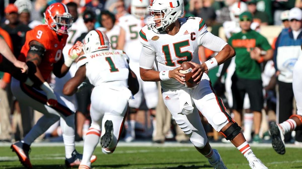 El quarterback de la UM Brad Kaaya (15) se abre camino para pasar el ovoide, en Charlottesville, Virginia, el sábado 12 de noviembre del 2016. Miami venció a Virginia 34-14.