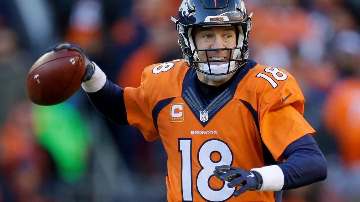 El quarterback de los Broncos Peyton Manning pasa el ovoide en el juego del domingo ante los Steelers en Denver.