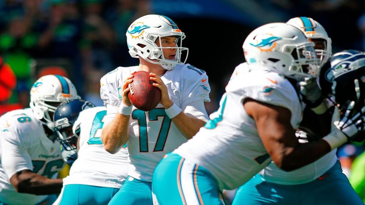 El quarterback Ryan Tannehill (17), de los Dolphins, intenta un pase contra los Seahawks, en el primer cuarto en el CenturyLink Field, el domingo 11 de septiembre del 2016 en Seattle, Washington.