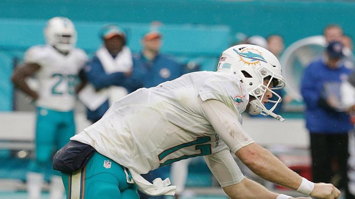 El quarterback de los Dolphins Ryan Tannehill es golpeado por un jugador de los Cardenales, el domingo por la noche en el Estadio Hard Rock de Miami Gardens. 