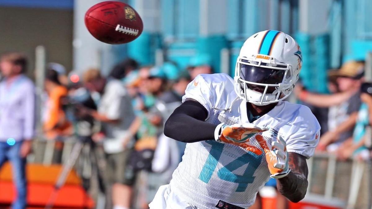 Jarvis Landry se dispone a capturar el ovoide en el campamento de entrenamiento de los Dolphins el Davie, Florida, el 12 de agosto del 2017.