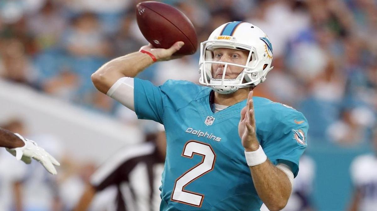 El quarterback de los Dolphins Zac Dysert se dispone a pasar el ovoide contra los Titans en el Hard Rock Stadium, el juves 1 de septiembre del 2016.
