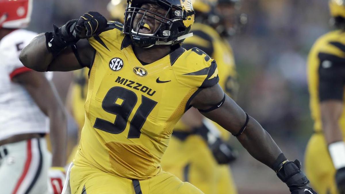 Charles Harris, defensive end de la Universidad de Missouri, celebra en un partido ante la Universidad de Georgia, el 17 de septiembre en Columbia, Mo.