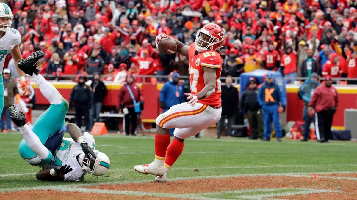 El running back de los Chiefs Kareem Hunt (der.) anota un touchdown a pesar de la marca del linebacker de los Dolphins Lawrence Timmons, en el partido efectuado el 24 de diciembre de 2017 en Kansas City.