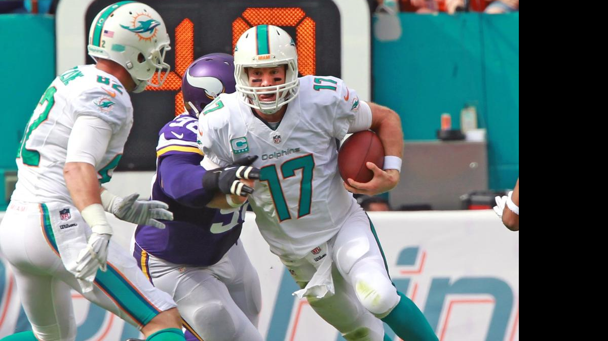 
Ryan Tannehill corre con el ovoide en el Sun Life Stadium en Miami, el 21 de septiembre del 2014.
