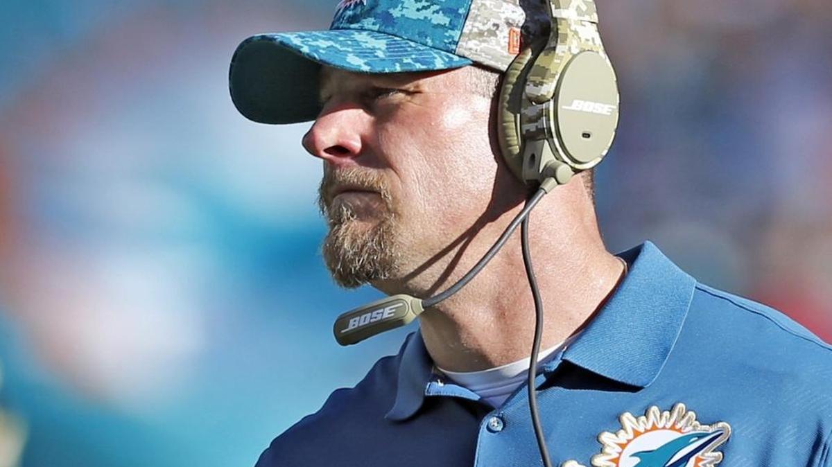 Dan Campbell al frente de los Dolphins contra los Cowboys de Dallas, el 22 de noviembre pasado en Miami.
