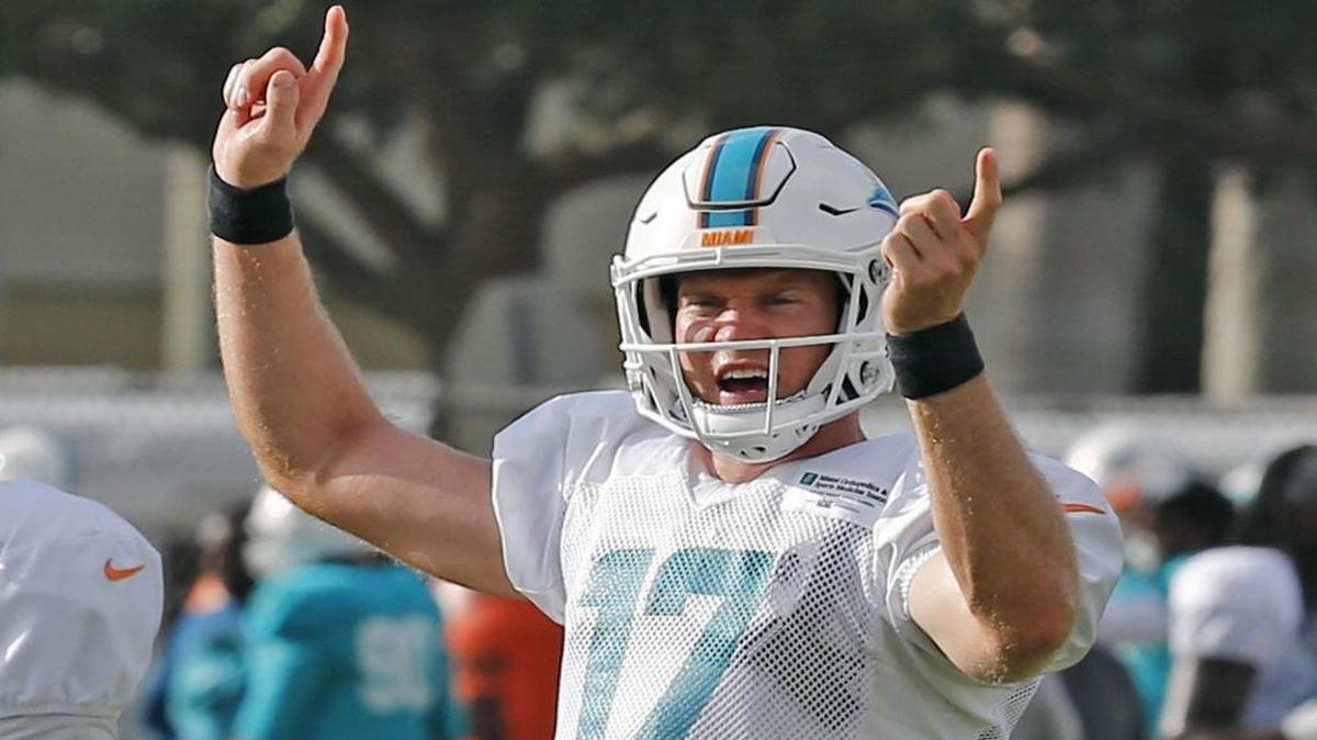 Ryan Tannehill da las señales en una práctica de los Dolphins, en agosto pasado.