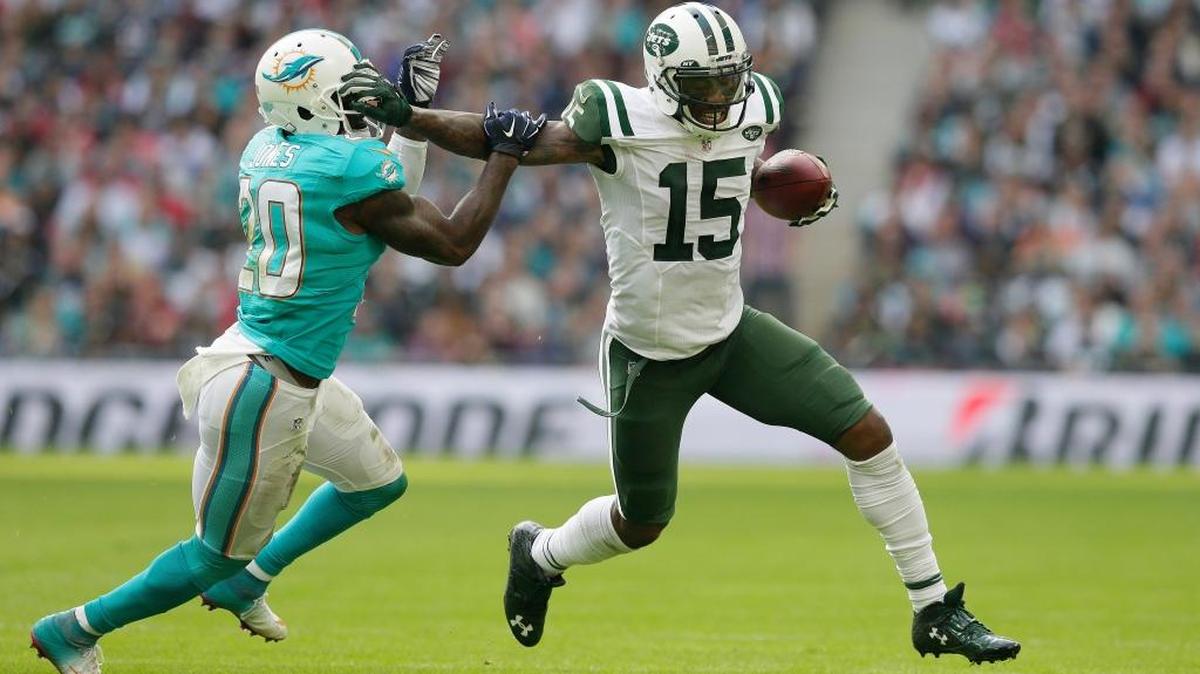 
Brandon Marshall (15), de los Jets, estira el brazo para eludir a Reshad Jones, de los Dolphins, en el estadio Wembley de Londres, Inglaterra, el domingo 4 de octubre del 2015.
