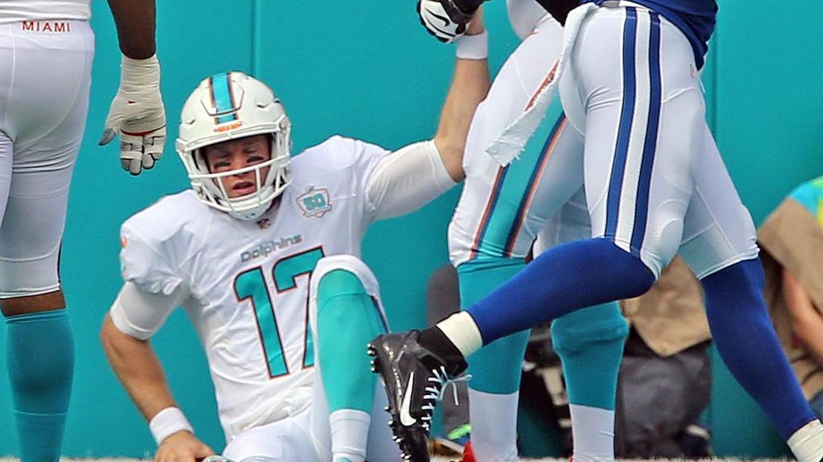 El quarterback de los Dolphins Ryan Tannehill se levanta tras ser derribado por T.Y. McGill dentro de la zona de anotación, jugada que resultó un safety que puso 2-0 adelante a los Colts, el domingo 27 de diciembre del 2015 en Miami.
