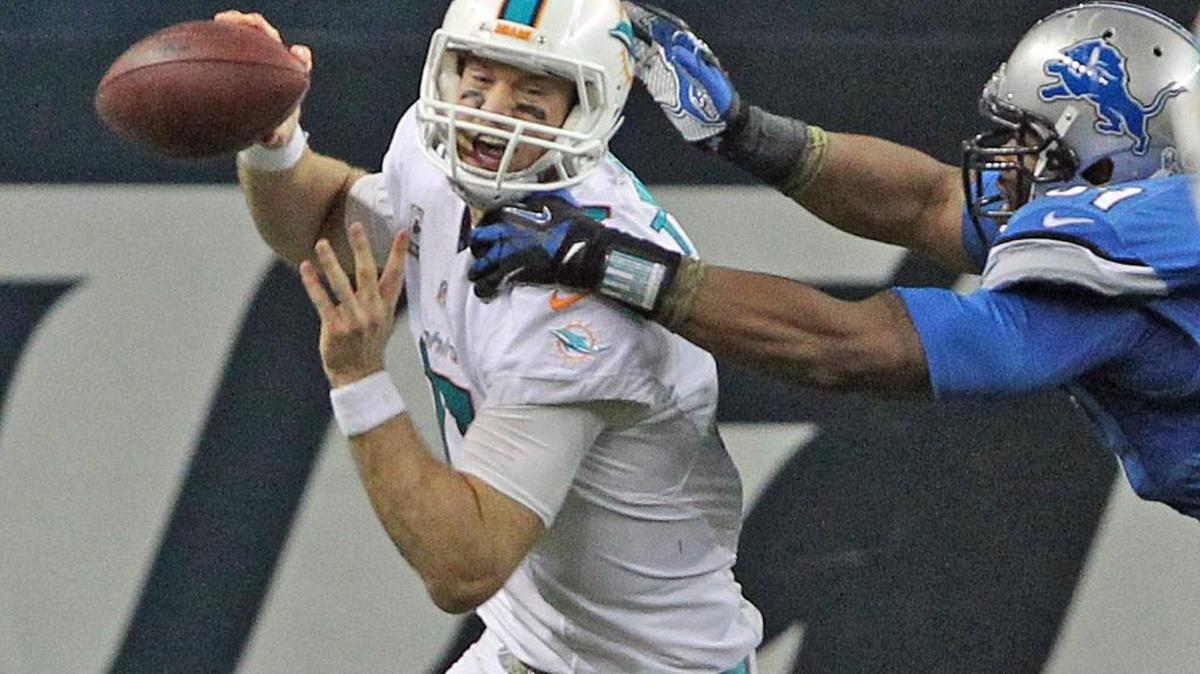Jason Jones (der.), de los Lions, se lanza a la caza del quarterback Ryan Tannehill, de los Dolphins, en el Ford Field en Detroit, Michigan, el 9 de noviembre del 2014.