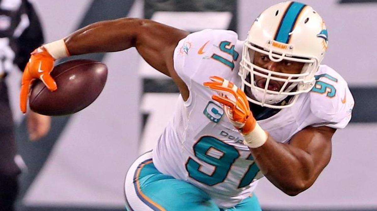 Cameron Wake, de los Dolphins, intercepta el ovoide contra los Jets, el 17 de diciembre del 2016.
