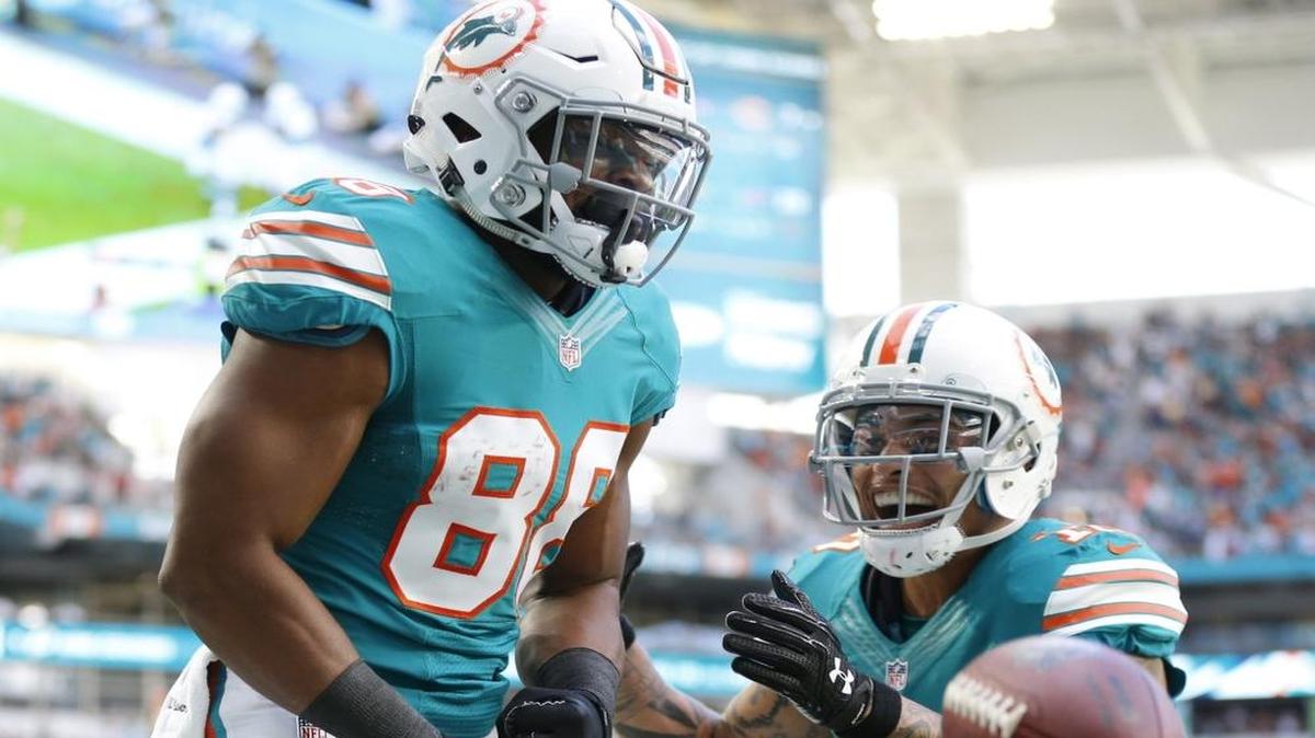 El wide receiver de los Dolphins Leonte Carroo (88) celebra con Kenny Stills en el partido contra los 49ers de San Francisco, en el Hard Rock Stadium en Miami en domingo 27 de noviembre del 2016.