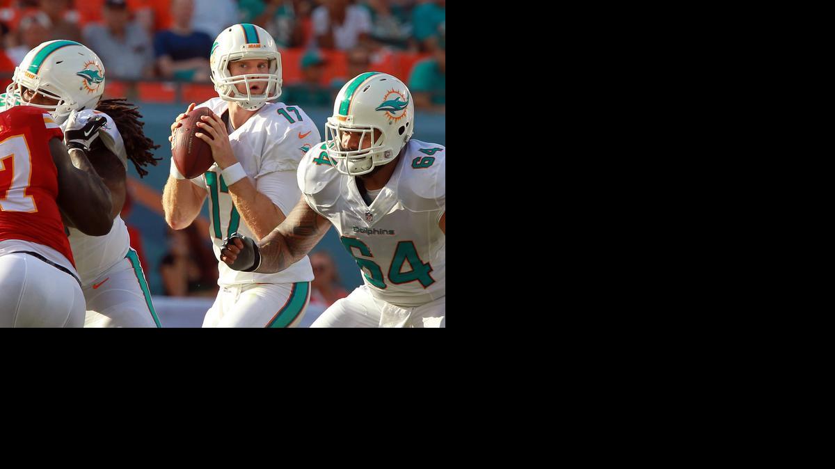 
El quarterback de los Dolphins Ryan Tannehill se prepara para lanzar el ovoide ante los Chief.


