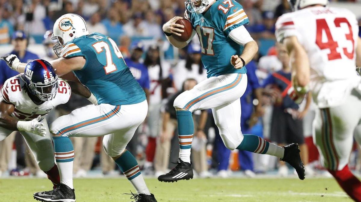Ryan Tannehill (17) escapa con el ovoide en la derrota de los Dolphins contra los Giants de Nueva York, en el Sun Life Stadium de Miami, el lunes 14 de diciembre del 2015.