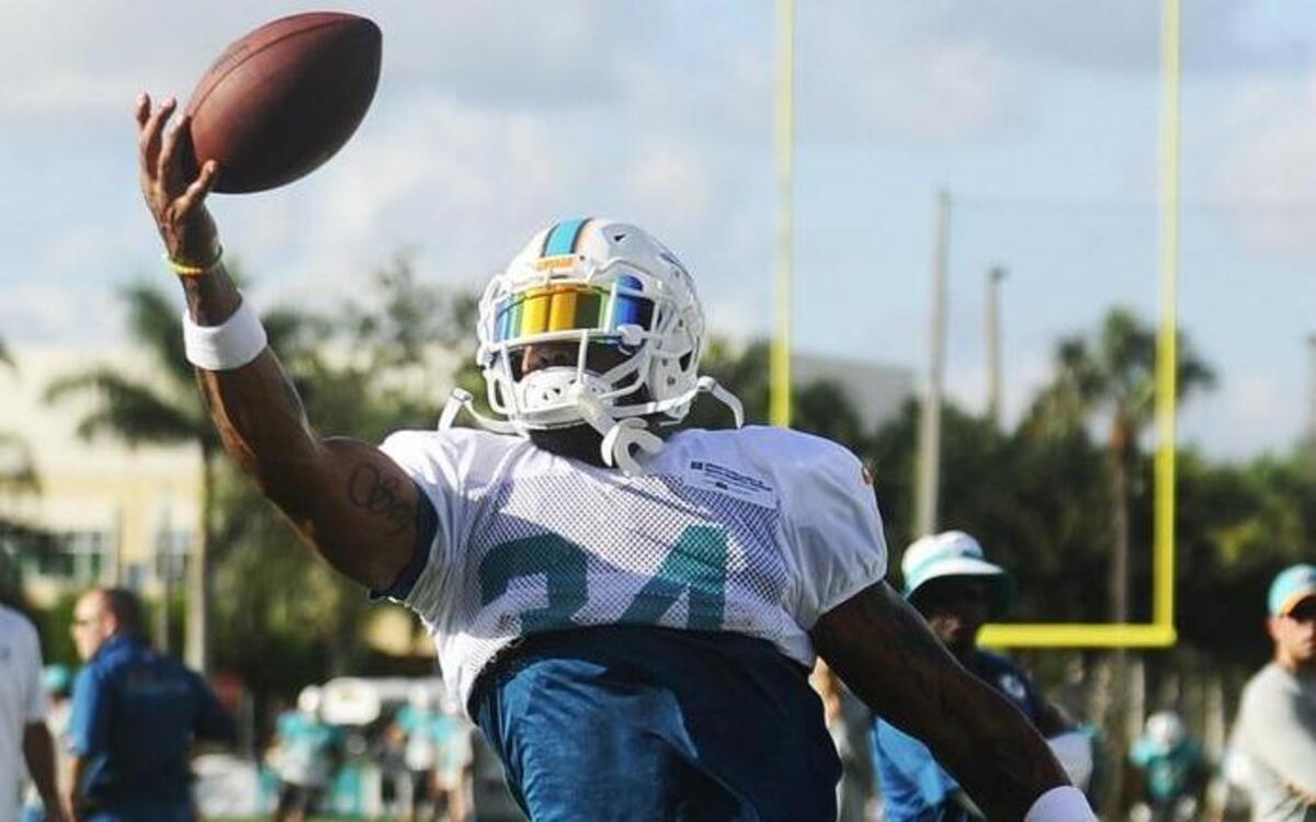 Arian Foster atrapa el ovoide con una mano en el tercer día del campamento de los Dolphins, el domingo.
