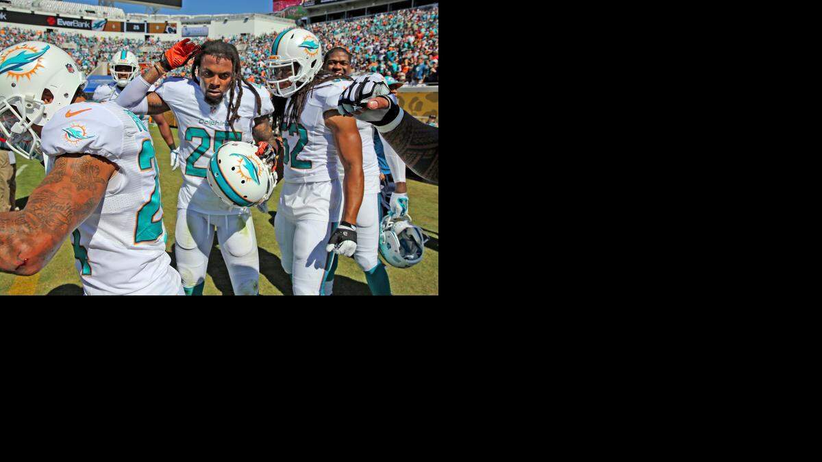
Louis Delmas (25) celebra luego de retornar una intercepción para touchdown en el segundo periodo para el triunfo de los Dolphins sobre los Jaguars, el domingo en el Everbank Field en Jacksonville.
