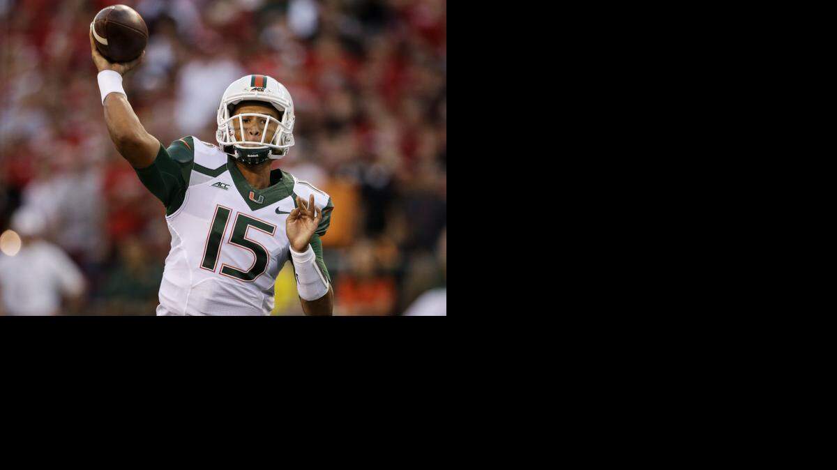 
Brad Kaaya (15) se dispone a pasar el ovoide en el choque contra Nebraska, el sábado 20 de septiembre del 2014.
