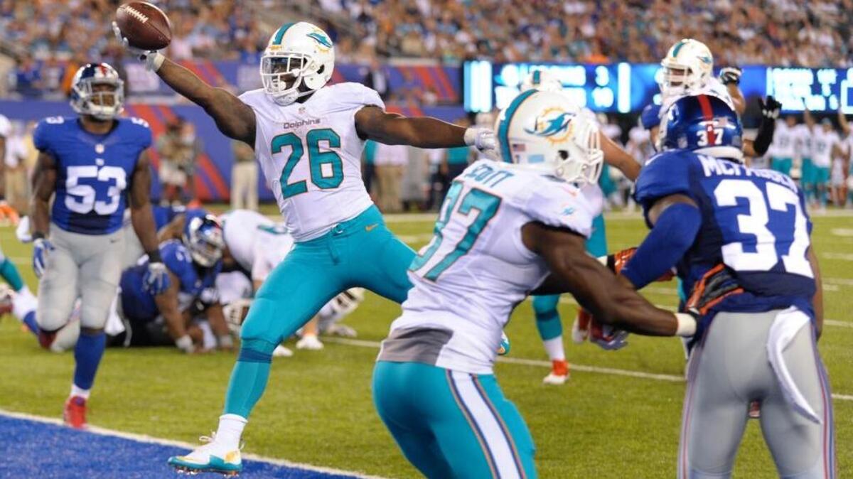 El running back de los Dolphins Damien Williams (26) anota un touchdown contra los Giants, la noche del viernes 12 de agosto del 2016, en East Rutherford, Nueva Jersey.