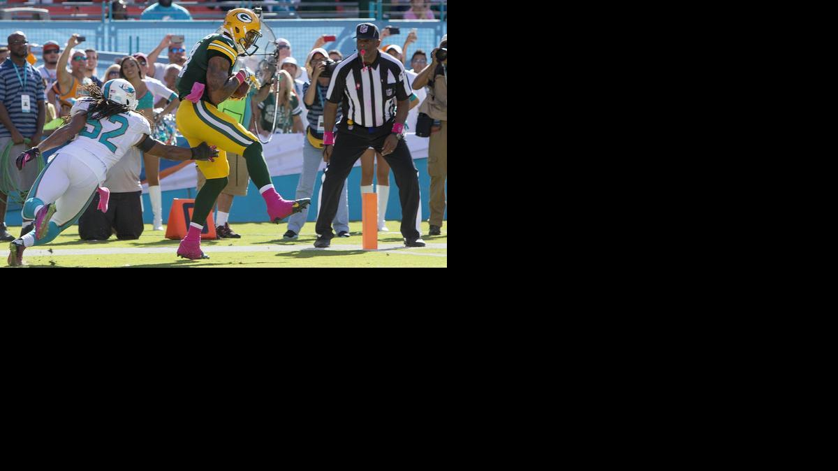 
El tight end Andrew Quarless (der.) atrapa el balón que decretó el touchdown de la victoria para los Packers de Green Bay ante los Dolphins, el domingo en el Sun Life Stadium de Miami.


