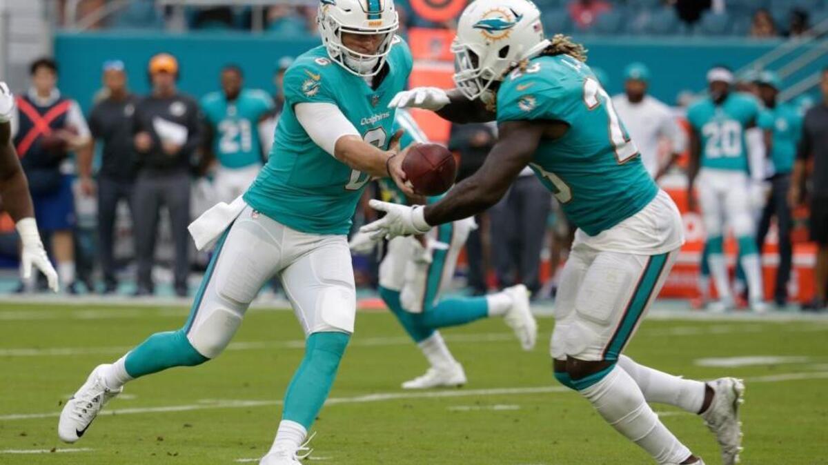 El quarterback de los Dolphins Jay Cutler (6) entrega el ovoide a Jay Ajayi (23) en el primer cuarto contra los Ravens, en el Hard Rock Stadium, el jueves 17 de agosto del 2017.